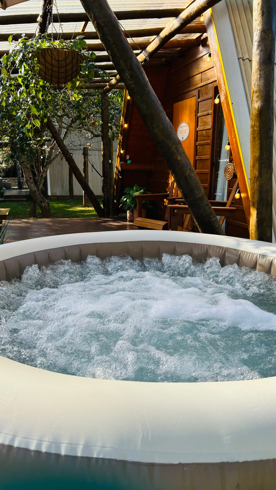 Hidromassagem borbulhante no deck da Cabana Manancial